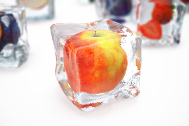 Mela in cubetto di ghiaccio isolato su bianco con profondità di campo effetti. Cubetti di ghiaccio con bacche fresche. Frutti di bosco congelati in cubetti di ghiaccio. Rendering 3D
 - Foto, immagini
