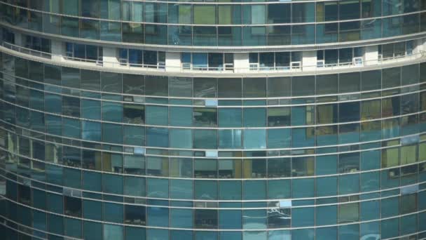 クローズ アップ高層ビルのガラス窓を反映して、世界的な商業業務施設. - 映像、動画