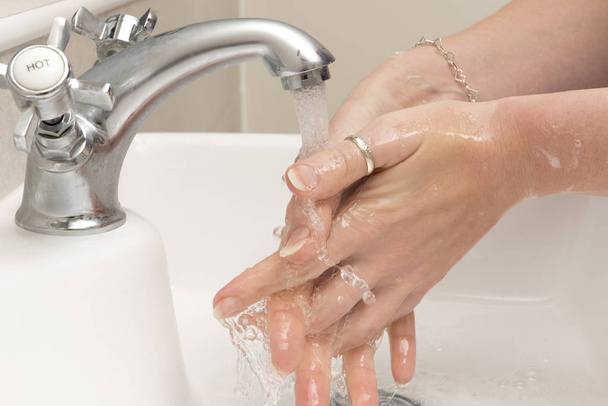 Руки, будучи промити під проточною водою, Рука прання - Фото, зображення