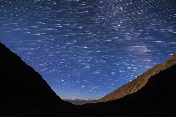 Ίχνη από αστέρια με τη μορφή γραμμών ξεθώριασμα. Θέα στο βουνό - Φωτογραφία, εικόνα