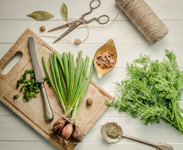 Green onion, dill on the cutting board, topshot - Foto, afbeelding