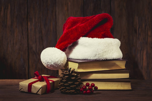 Chapeau de Père Noël, livres, boîte d'emballage avec cadeau, un viburnum juteux a
 - Photo, image