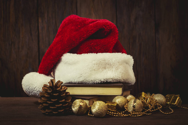 Санта Клауса капелюх на книги, конус, золоті кулі, декоративні box - Фото, зображення