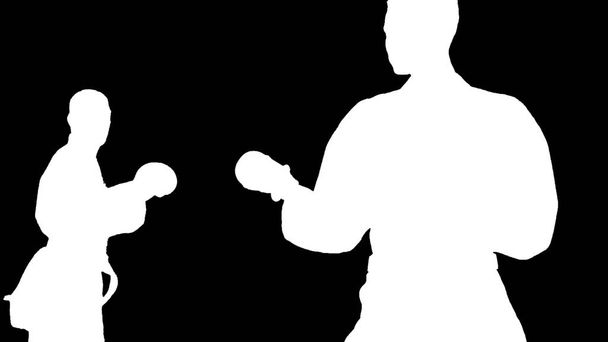két fiatal karate teszi rack fekete háttér, Silhouette - Fotó, kép