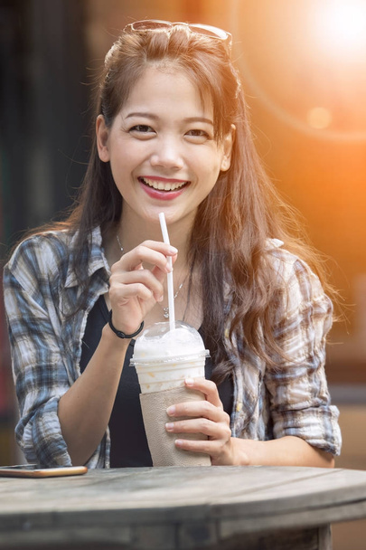 aasialainen nuorempi nainen hammas hymyilevä kasvot onnellisuus juominen viileä
  - Valokuva, kuva