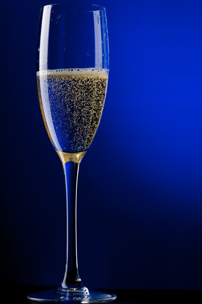 Copos de champanhe em azul
 - Foto, Imagem