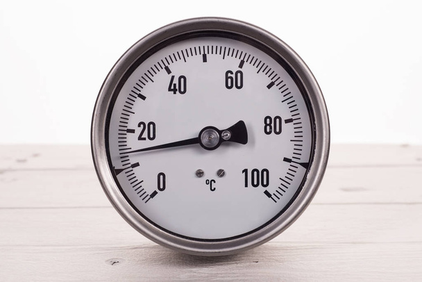 thermomètre à cadran sur fond de bois blanc
 - Photo, image