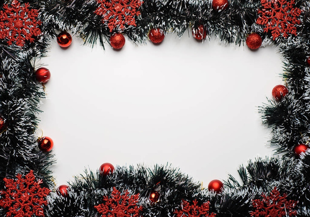 Espaço para desejos de Ano Novo com ouropel e ornamentos vermelhos e bolas
 - Foto, Imagem
