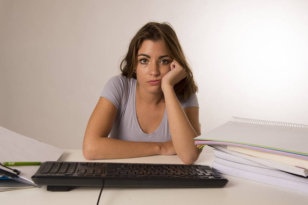 молодая привлекательная студентка или рабочая женщина, сидящая за компьютером в стрессе выглядит уставшей и скучной
  - Фото, изображение