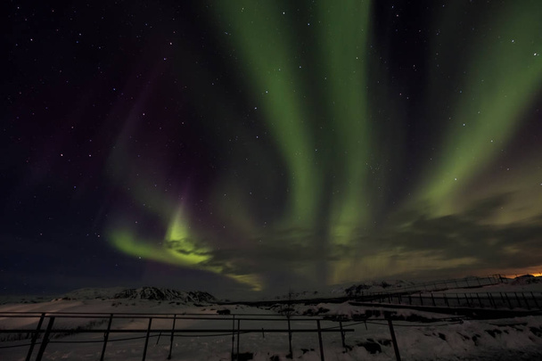 Winterlandschaft, Polarlichter bei Nacht in Island - Foto, Bild
