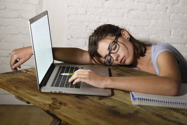 jovem bela e cansada estudante menina dormindo tendo um cochilo deitado em casa laptop mesa de computador exausto e desperdiçado passar a noite estudando
  - Foto, Imagem