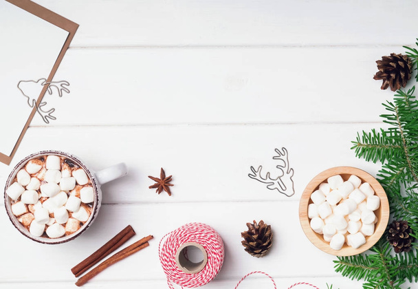 Cacau quente com marshmallows e outros acessórios de Natal em t
 - Foto, Imagem