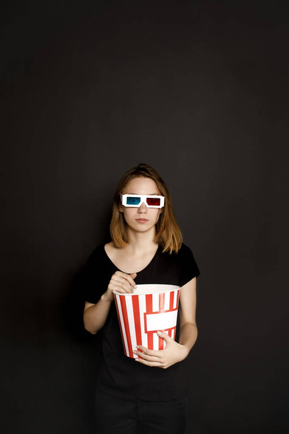 donna con secchio di popcorn
 - Foto, immagini
