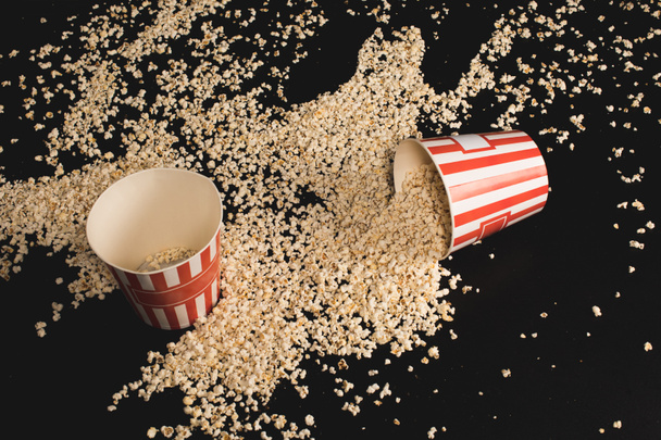 popcorn spilled of cardboard buckets - Foto, immagini