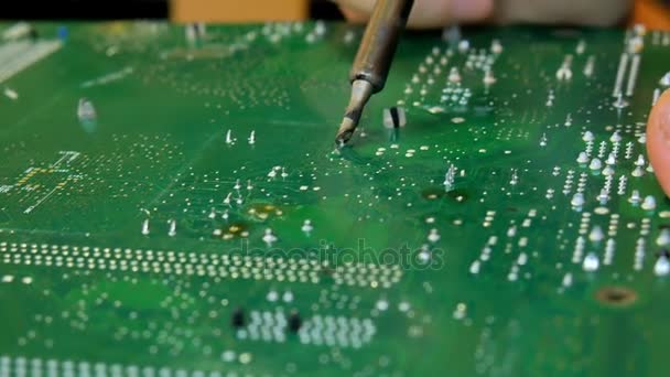 Elektroniker lötet einen Computer zur Reparatur von Schalttafeln. - Filmmaterial, Video