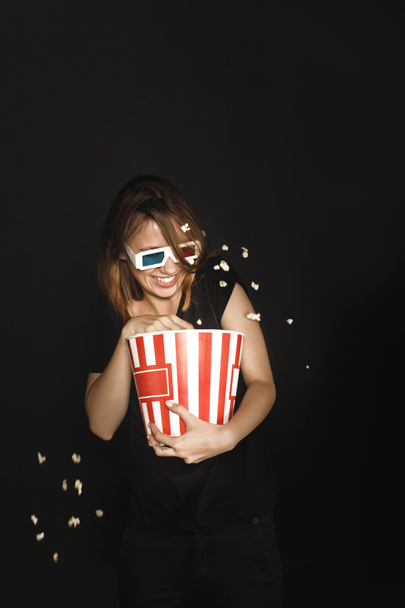 Frau mit Eimer Popcorn - Foto, Bild