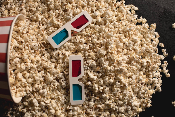 rozlane popcorn z okularami 3d - Zdjęcie, obraz