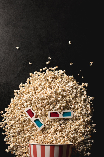 spilled popcorn with 3d glasses - Foto, Imagem