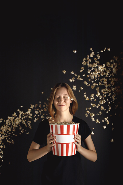woman with spilling popcorn - Foto, Imagem