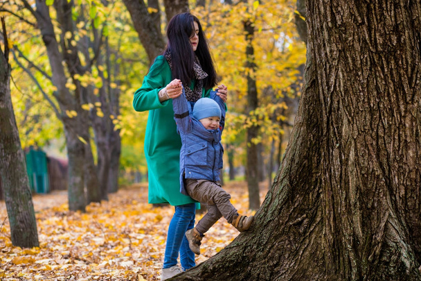 Μητέρα με το μικρό του γιο παίζει στο πάρκο φθινόπωρο  - Φωτογραφία, εικόνα