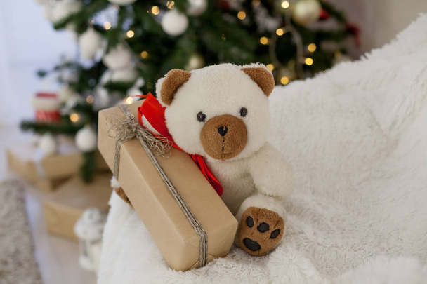 Χριστούγεννα παιχνίδι λευκό αρκουδάκι χριστουγεννιάτικα δώρα - Φωτογραφία, εικόνα