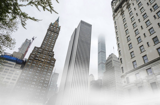 View of the nyc building in the morning fog - Φωτογραφία, εικόνα