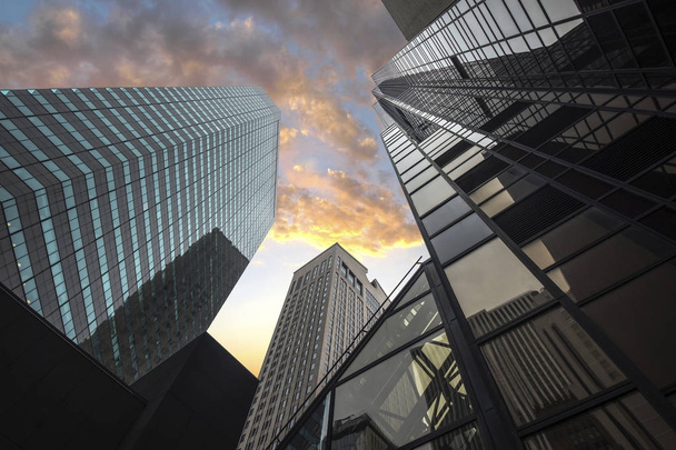 Нью-йоркский бизнес-центр в центре небоскреба с закатным небом
 - Фото, изображение
