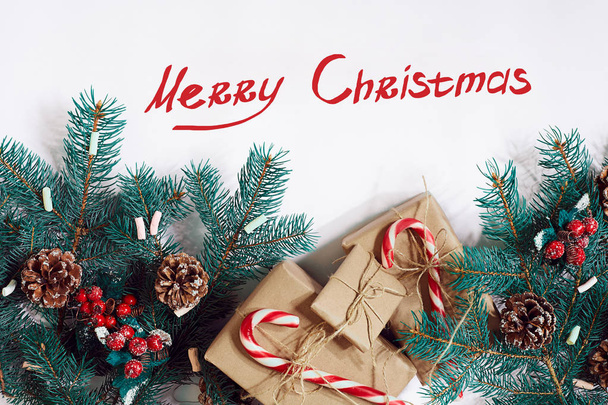 Kerstmis of Nieuwjaar achtergrond: bont-boom, takken, geschenken, decoratie op een witte achtergrond - Foto, afbeelding