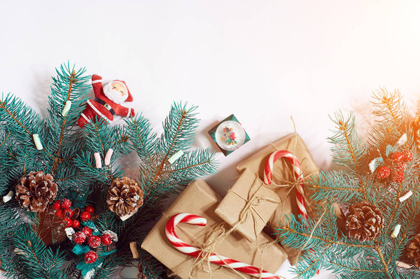 Fond de Noël ou Nouvel An : sapin, branches, cadeaux, décoration sur fond blanc. Éclair de soleil
 - Photo, image