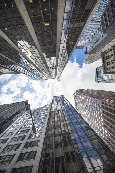 ガラス張りのモダンな高層ビルの建築観。青い空、マンハッタン、ニューヨーク市、ニューヨーク、アメリカ合衆国に対して構築 - 写真・画像