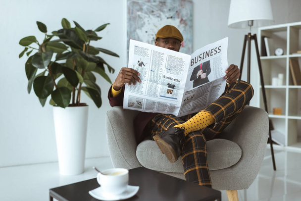 man reading business newspaper - Foto, imagen