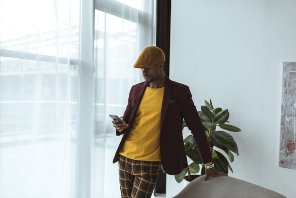 Afro-Amerikaanse zakenman met smartphone - Foto, afbeelding