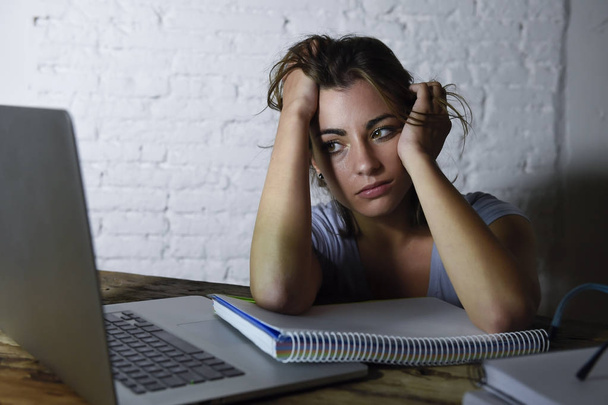 joven estudiante chica estudiando cansado en casa ordenador portátil preparación examen agotado y frustrado sensación de estrés
 - Foto, Imagen