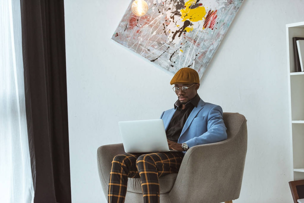 fashionable man with laptop - Фото, зображення