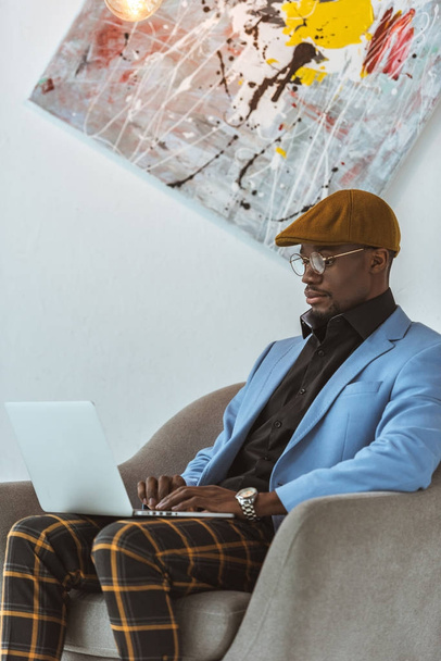 dizüstü bilgisayar ile Afrika kökenli Amerikalı adam - Fotoğraf, Görsel