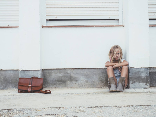 sad little girl crying - Foto, immagini