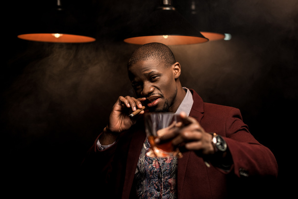 Afrikanisch-amerikanischer Mann mit Whiskey und Zigarre - Foto, Bild