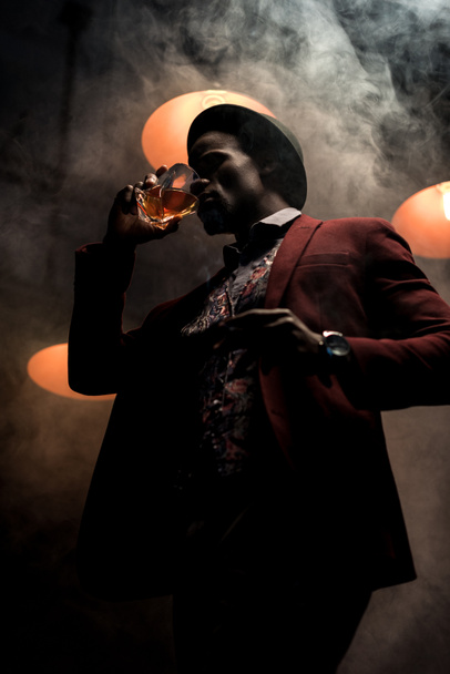 african american man in hat with whiskey - Foto, Imagen