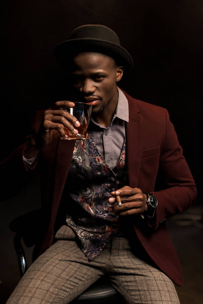 man with cigar drinking whiskey  - Foto, imagen