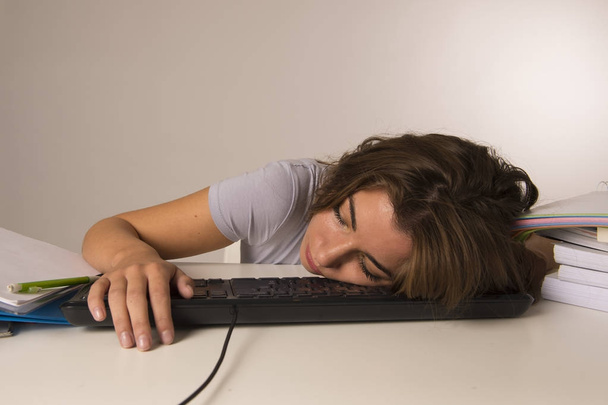 νεαρός φοιτητής ελκυστικό κορίτσι ή εργαζόμενη γυναίκα κάθεται στο γραφείο του υπολογιστή στο στρες, στον ύπνο κουρασμένος, εξαντλημένοι και βαρετό - Φωτογραφία, εικόνα