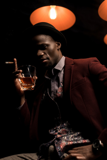 afro man with cigar and whiskey  - Zdjęcie, obraz