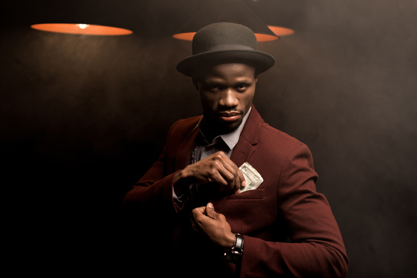 hombre afroamericano con dinero
 - Foto, Imagen