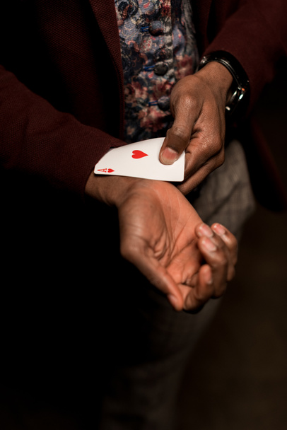 Человек с тузом в рукаве
 - Фото, изображение