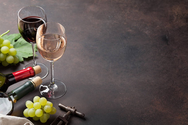 Vinné láhve, sklenice a hroznů - Fotografie, Obrázek