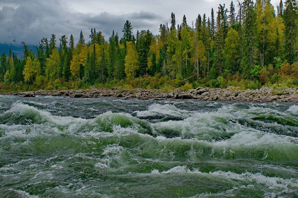 Herbst in den sibirischen Gebirgsflüssen - Foto, Bild