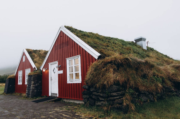 red cottages with moss - Φωτογραφία, εικόνα
