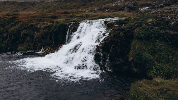 горный пейзаж с водопадом - Фото, изображение