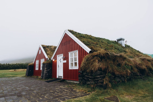 red cottages with moss - Foto, Imagem