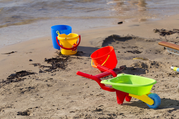 Jouets de plage sur sable
 - Photo, image
