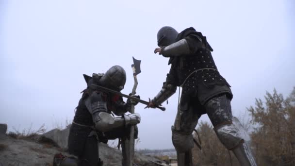 Szermierka wrogow głowy z mieczem - Materiał filmowy, wideo
